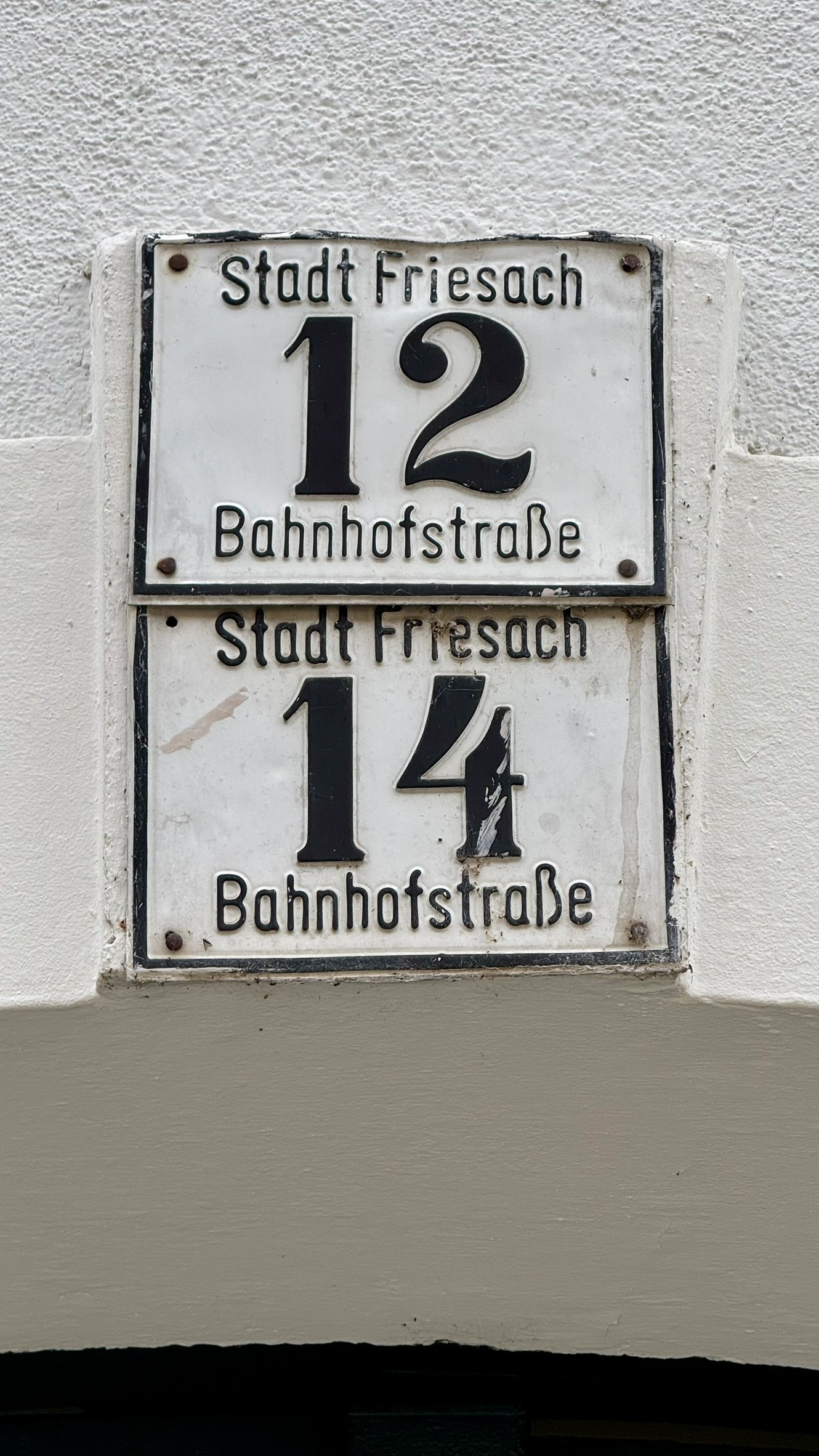 Die ehemaligen Einzelhäuser Bahnhofstraße 12 und 14 wurden baulich zu einer Einheit verbunden.