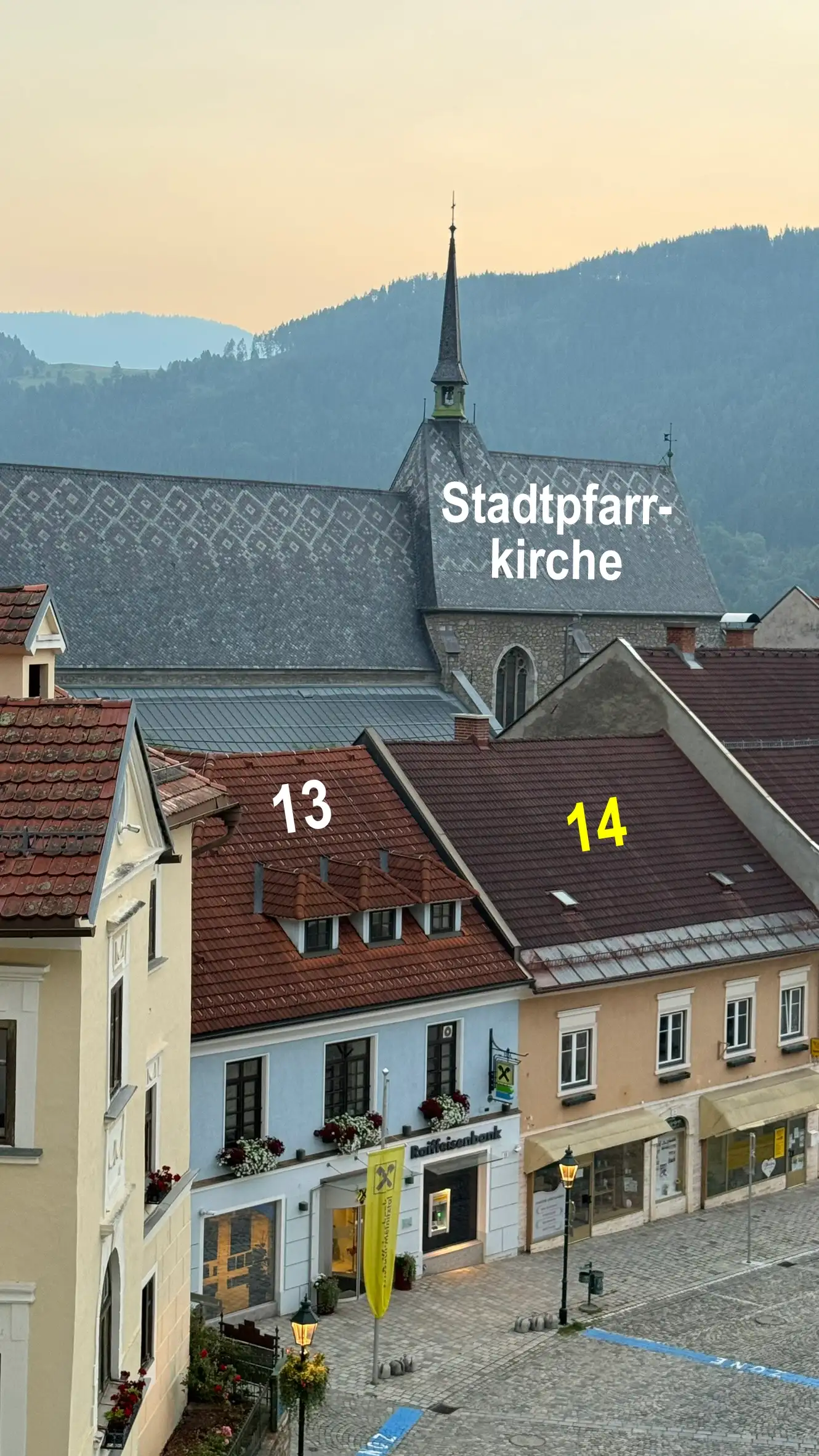 Vordergrund: Hauptplatz 13, 14; Hintergrund: Pfarrkirche