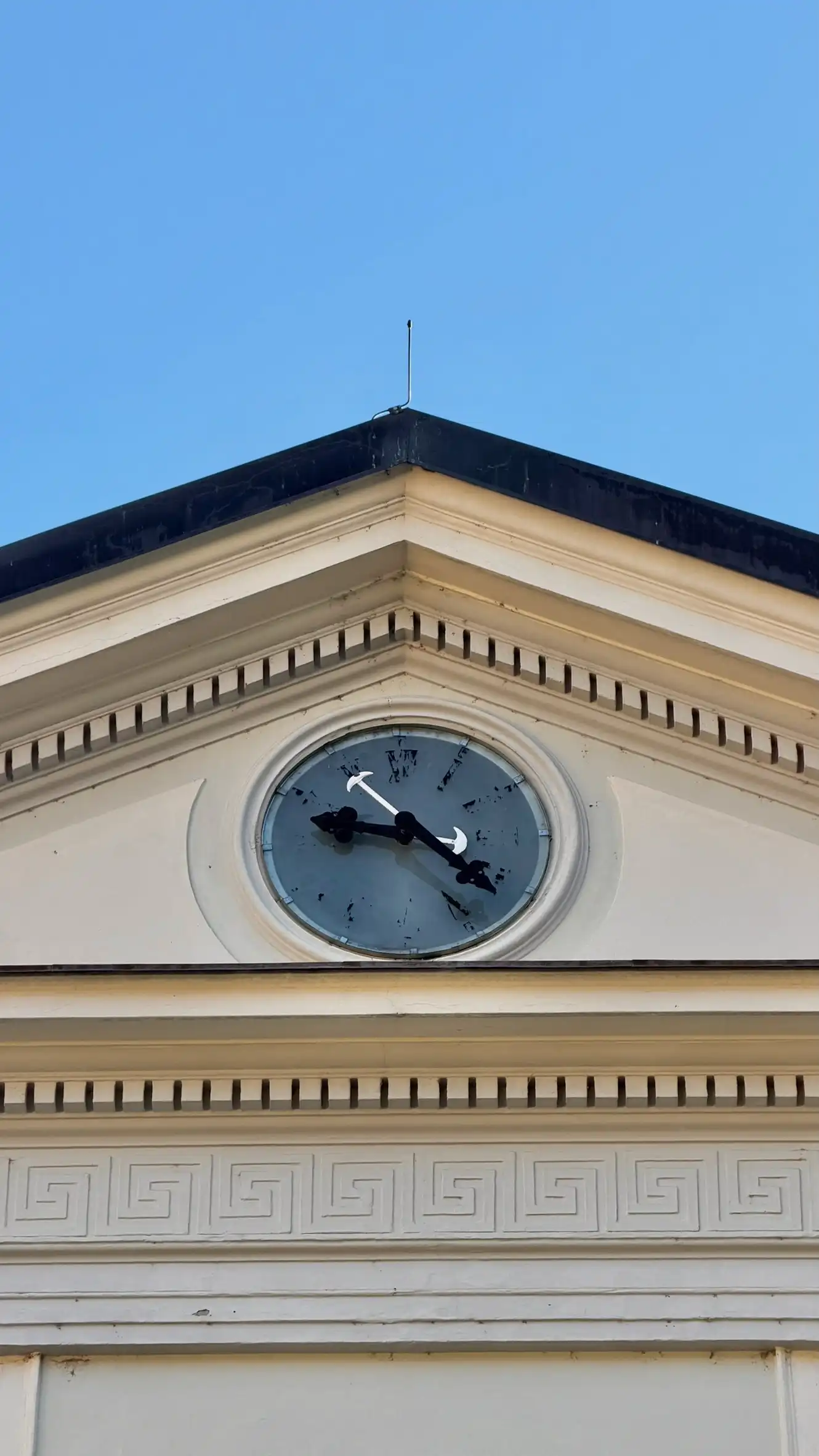 Dreiecksgiebel mit Uhr im Tympanon