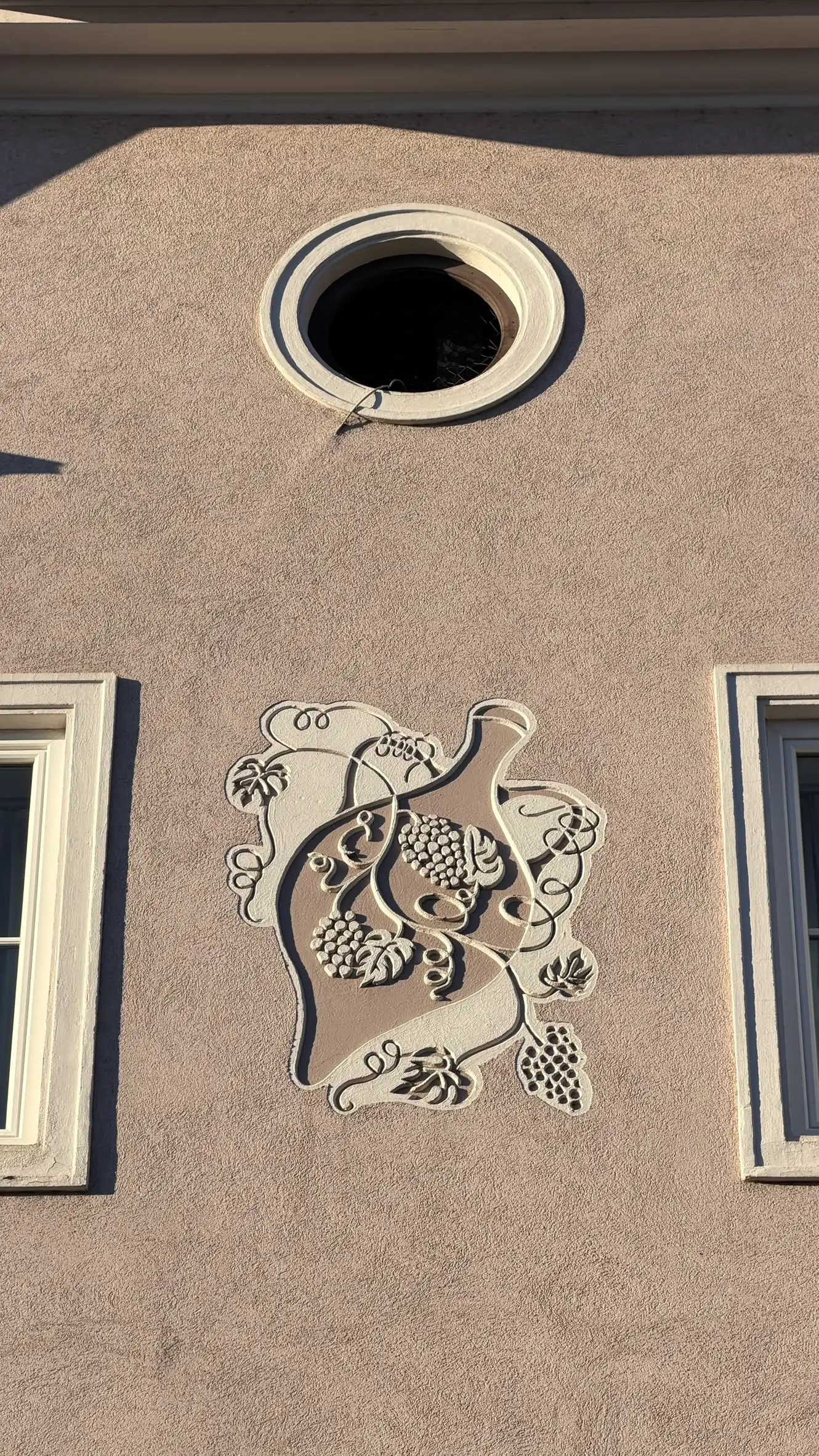 Ocular window and modelled stucco relief