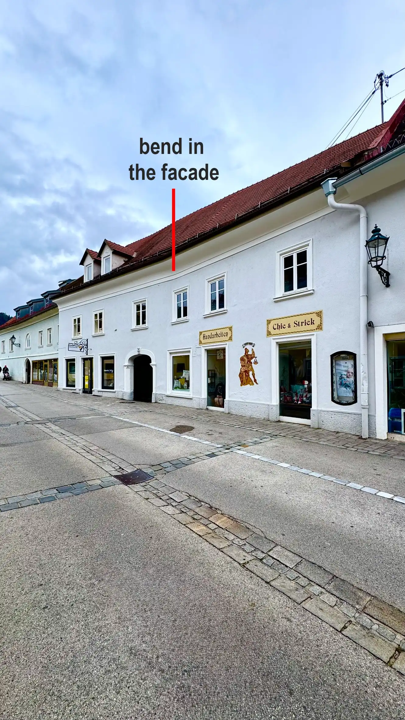 The alignment of the window axes on the upper floor has remained unchanged.