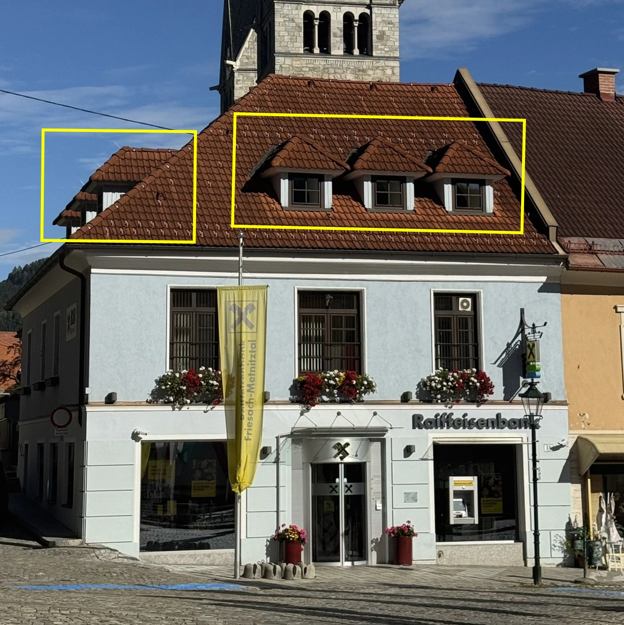 Three hipped-roof dormers face the Main Square. Additional dormers are oriented towards Kirchgasse.