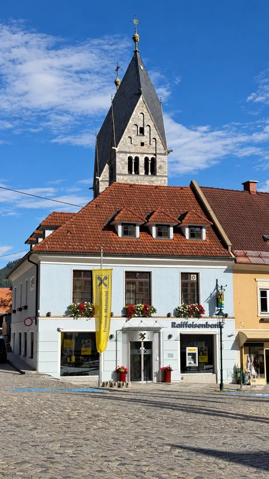 Zweigeschossige, dreiachsige Fassade zum Hauptplatz