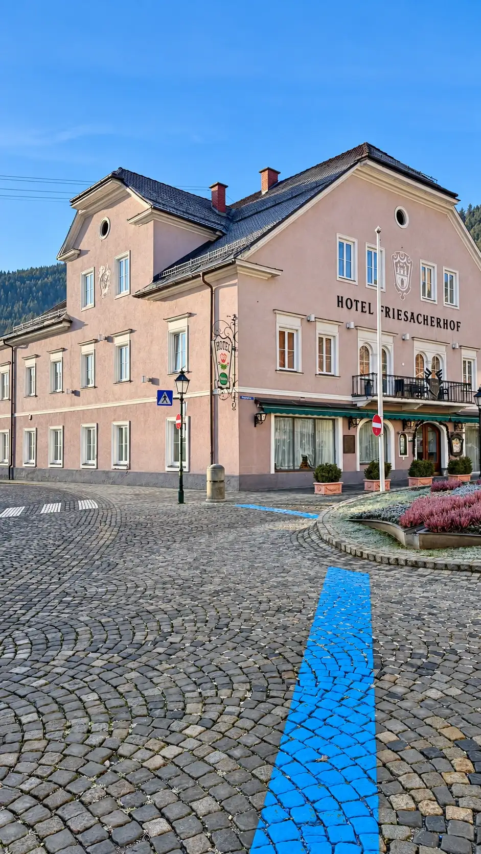 Repräsentatives Eckgebäude an der Einmündung der Herrengasse in den Hauptplatz