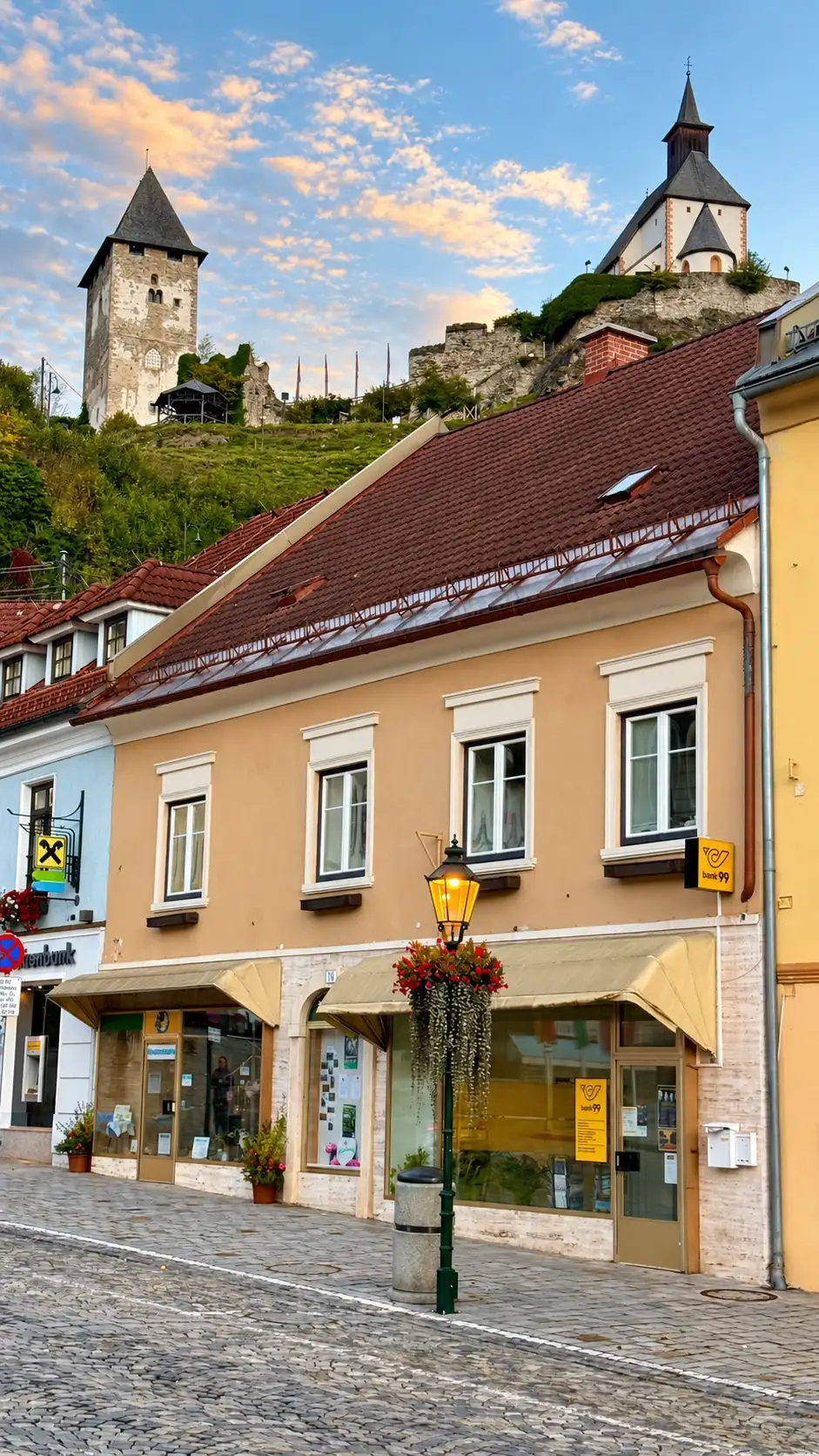 Foreground: Hauptplatz 14; background: Kapellenturm and St Peter’s Church