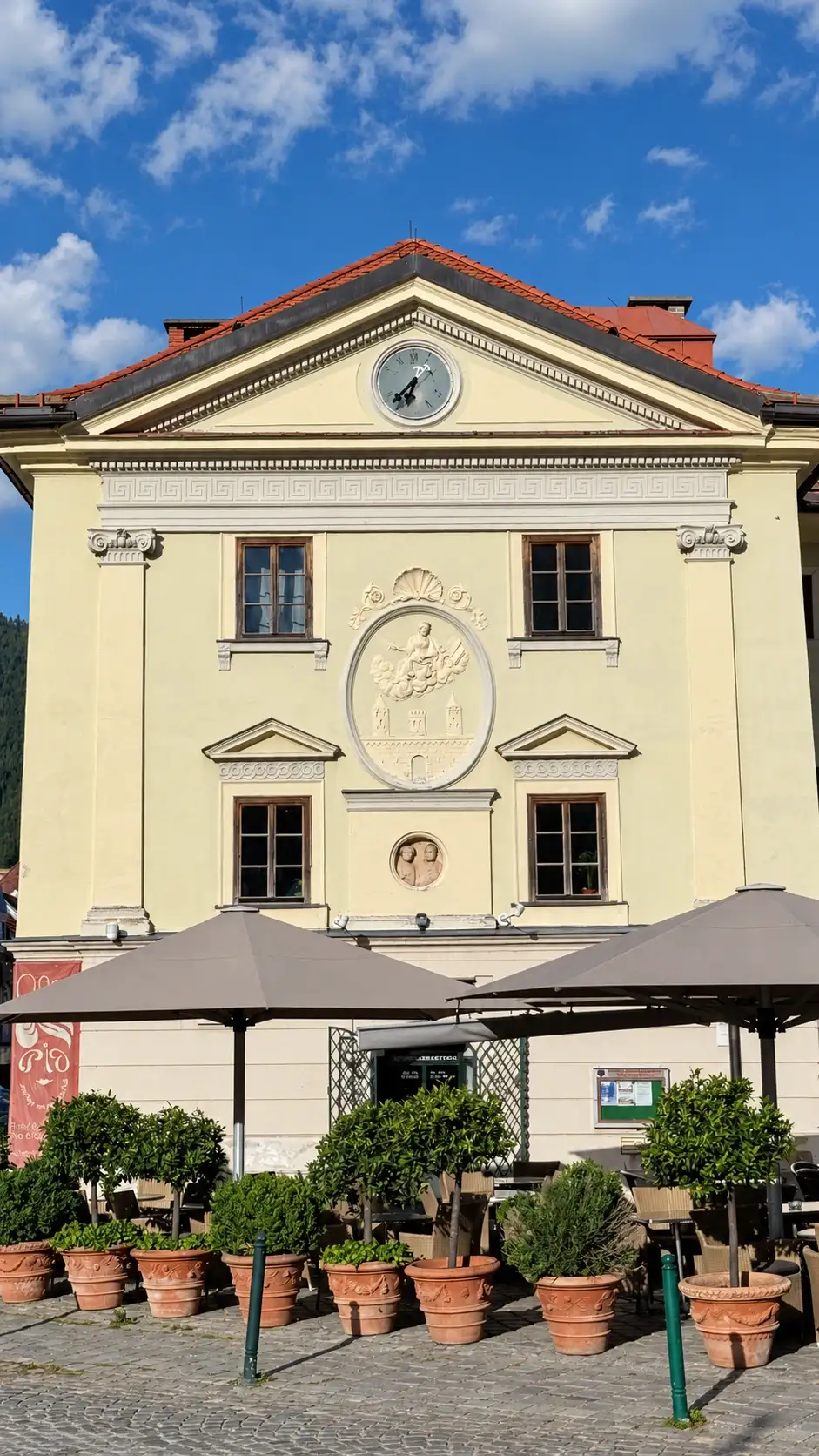 Facade facing the Main Square, overlooking the outdoor seating area