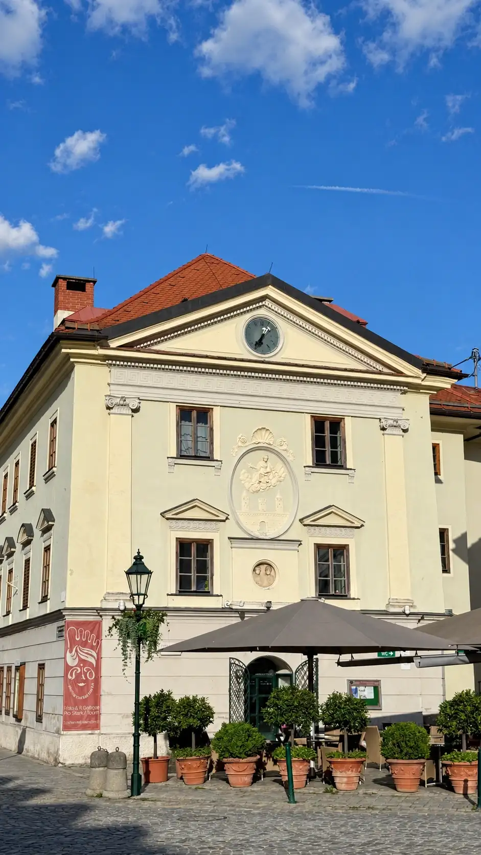 Fassade zum Hauptplatz mit Blick auf den Gastgarten