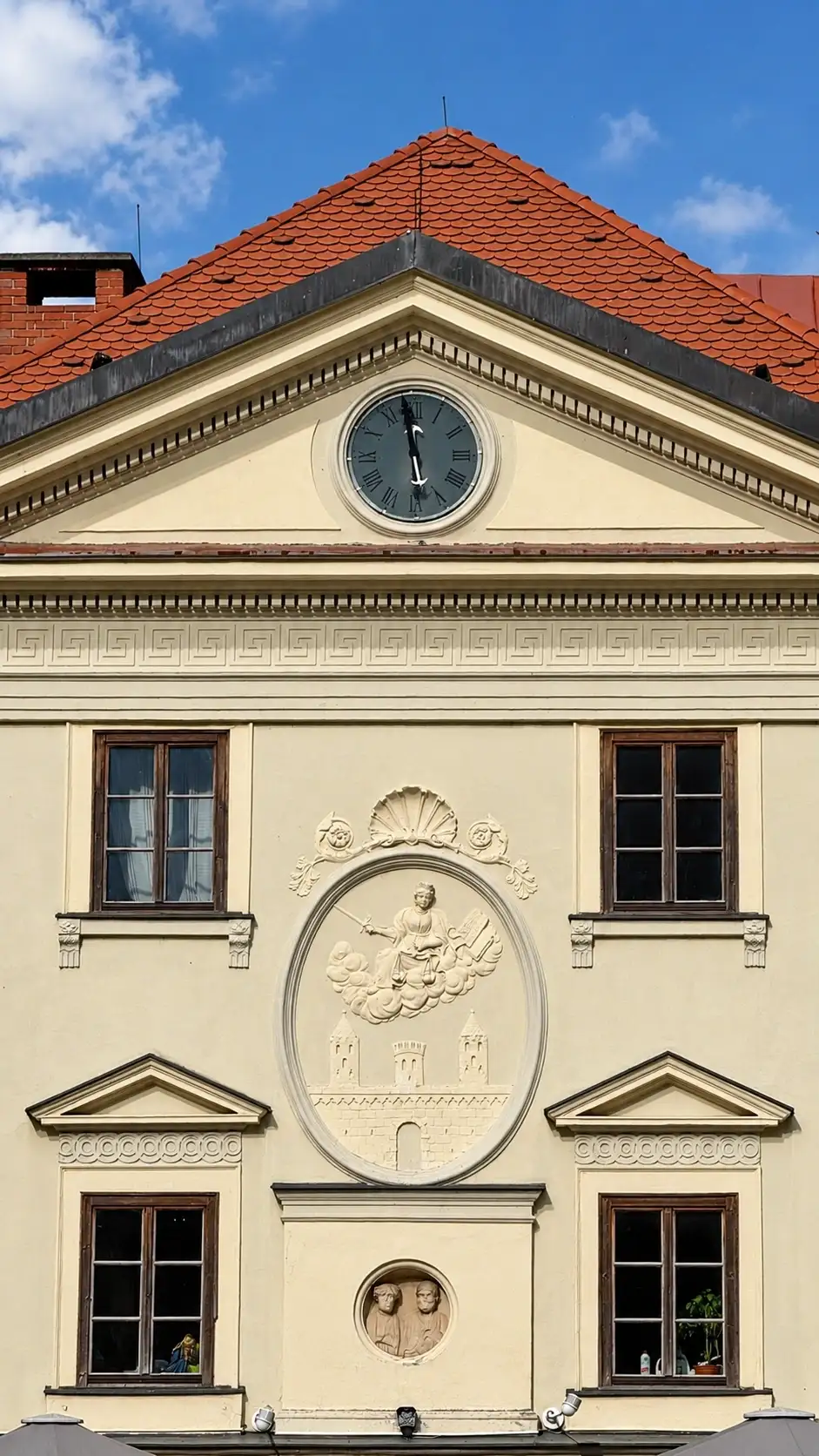 Two-axis risalit facing the Main Square