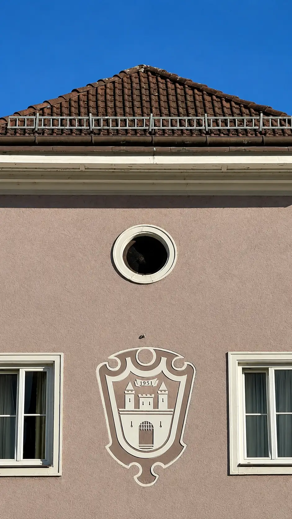 Von oben nach unten: Kranzgesims; Okulus; stuckiertes Wappenschild