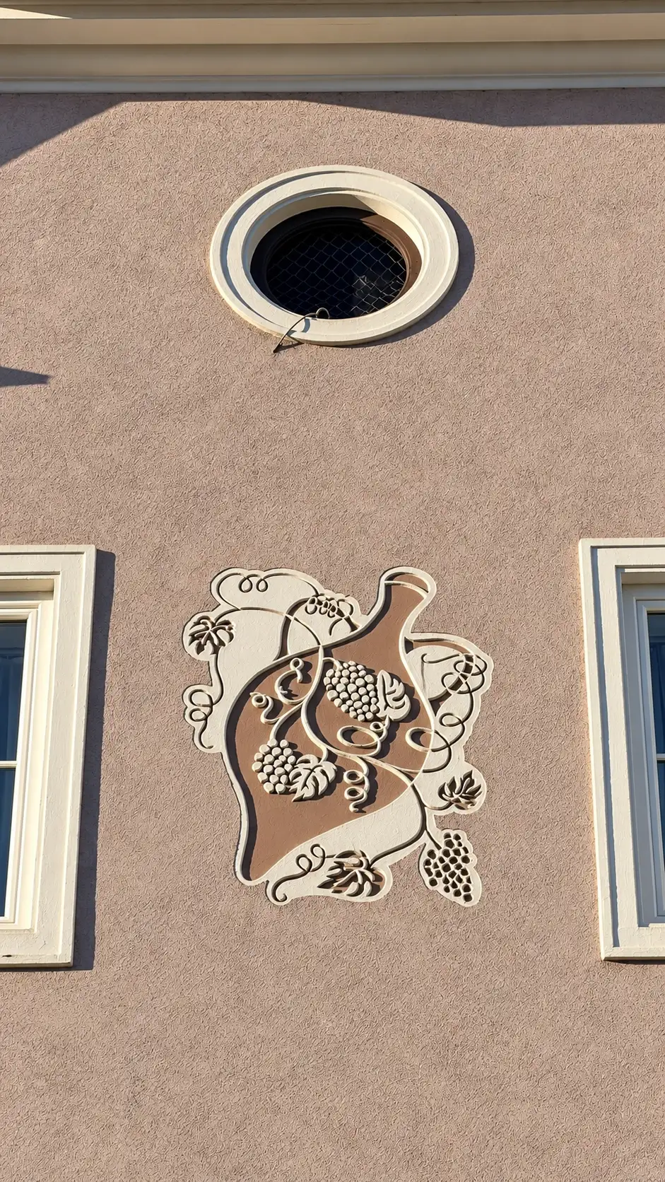 Ocular window and modelled stucco relief