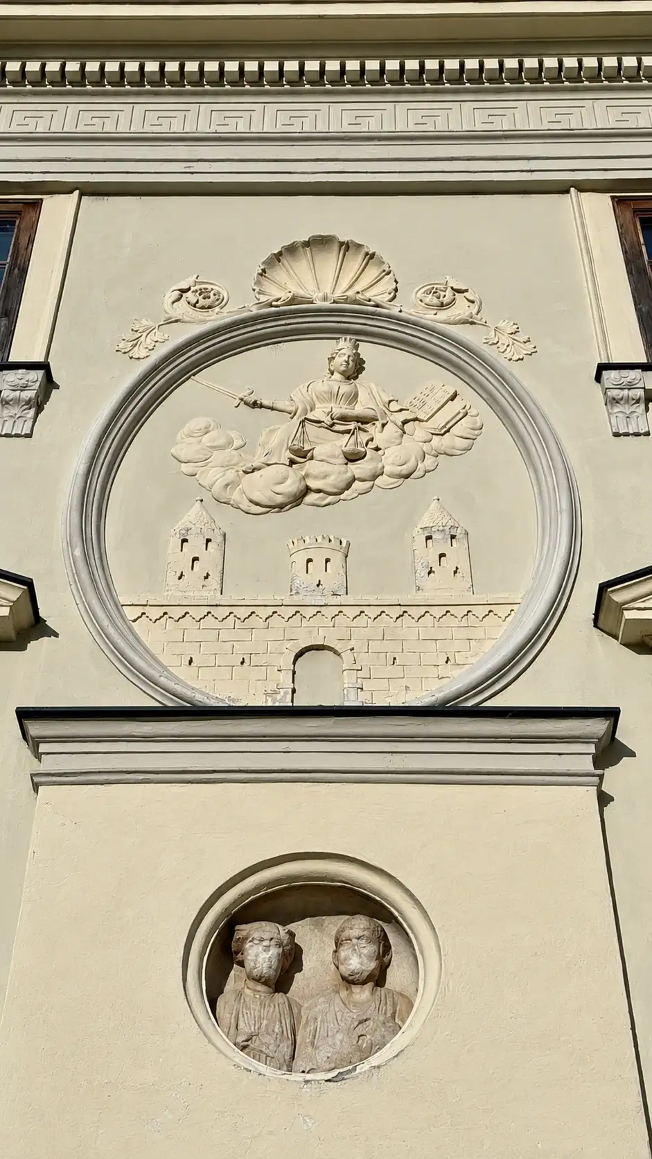 Von oben nach unten: Zahnschnitt; Fries; profiliertes horizontales Band; Justitia-Relief; römisches Medaillon