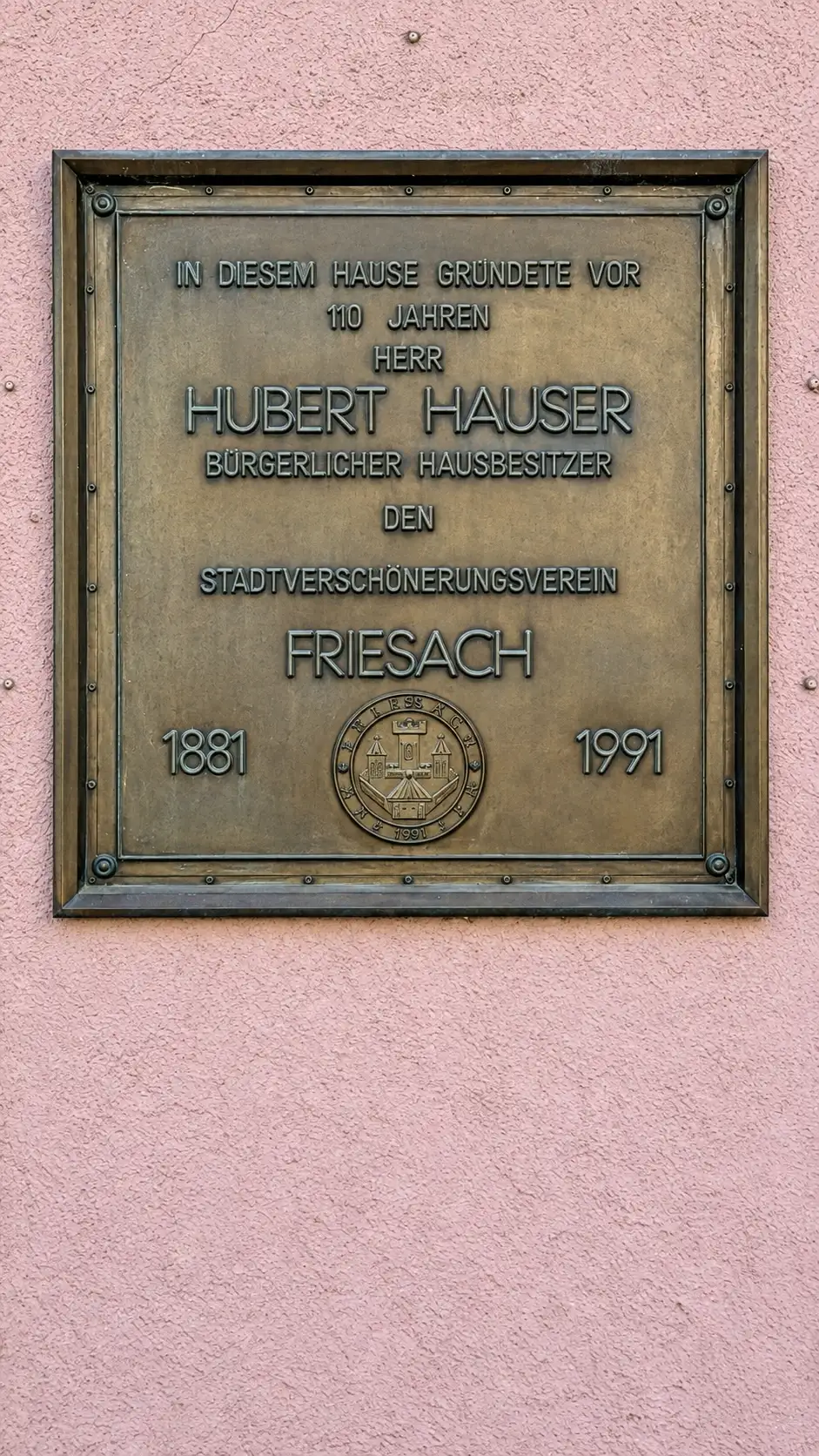 Tafeltext: In diesem Hause gründete Herr Hubert Hauser vor 110 Jahren als bürgerlicher Hausbesitzer den Stadtverschönerungsverein Friesach.