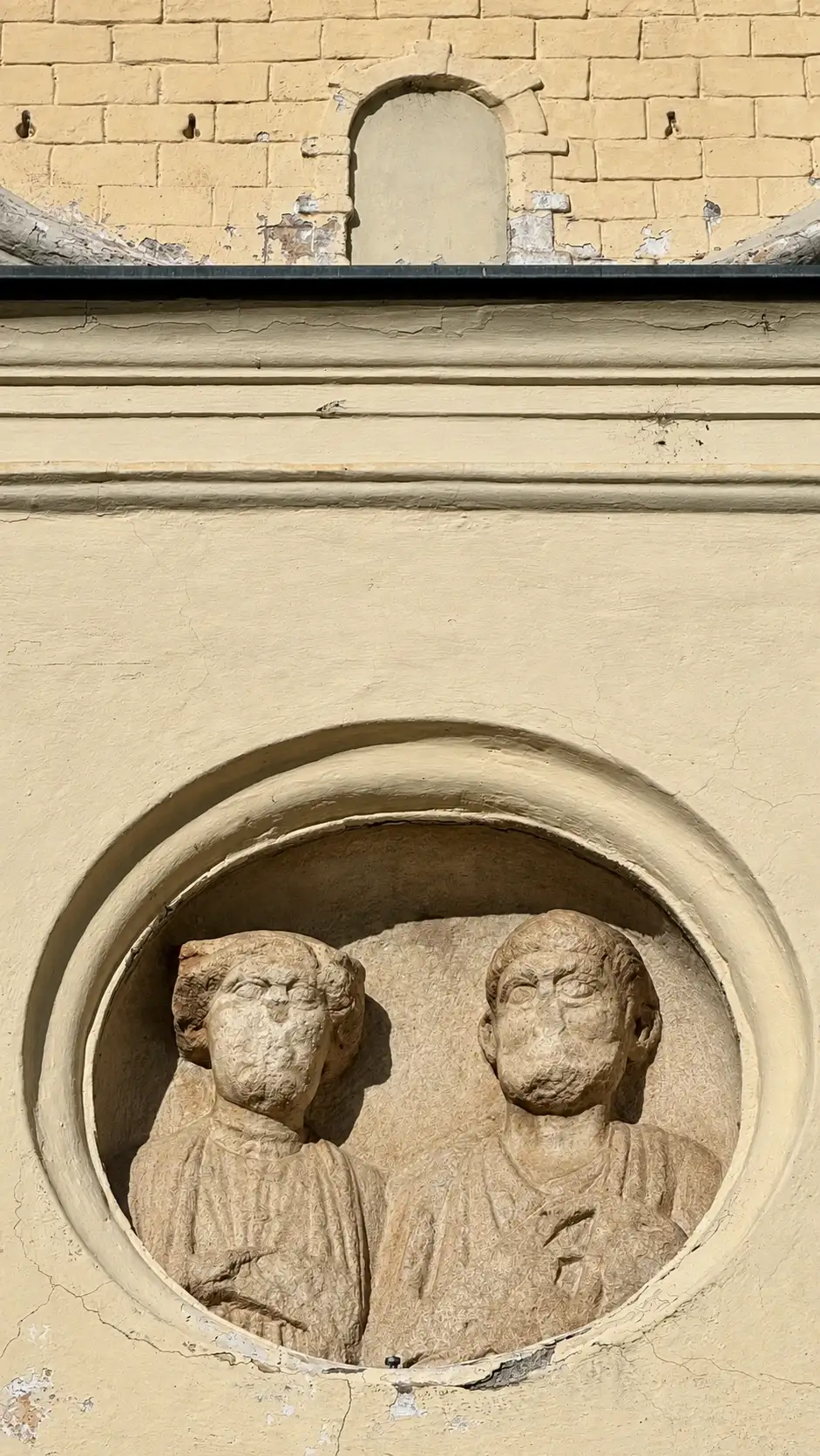 Römisches Grabmedaillon des 2. Jhs. mit der Darstellung eines Ehepaares