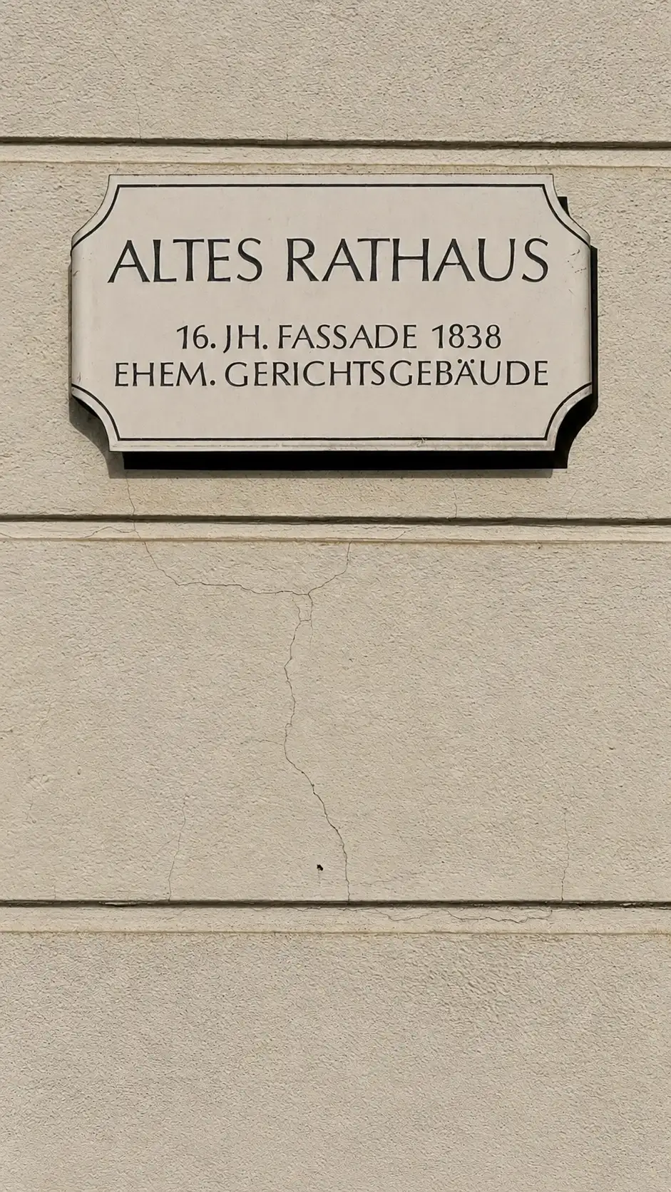 Wandmontierte Informationstafel