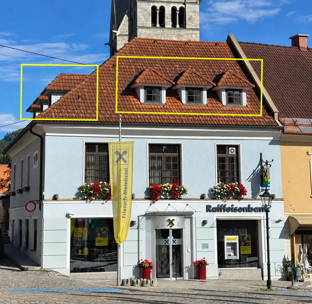 Drei Walmdachgauben sind zum Hauptplatz ausgerichtet. Weitere Dachgauben orientieren sich zur Kirchgasse.
