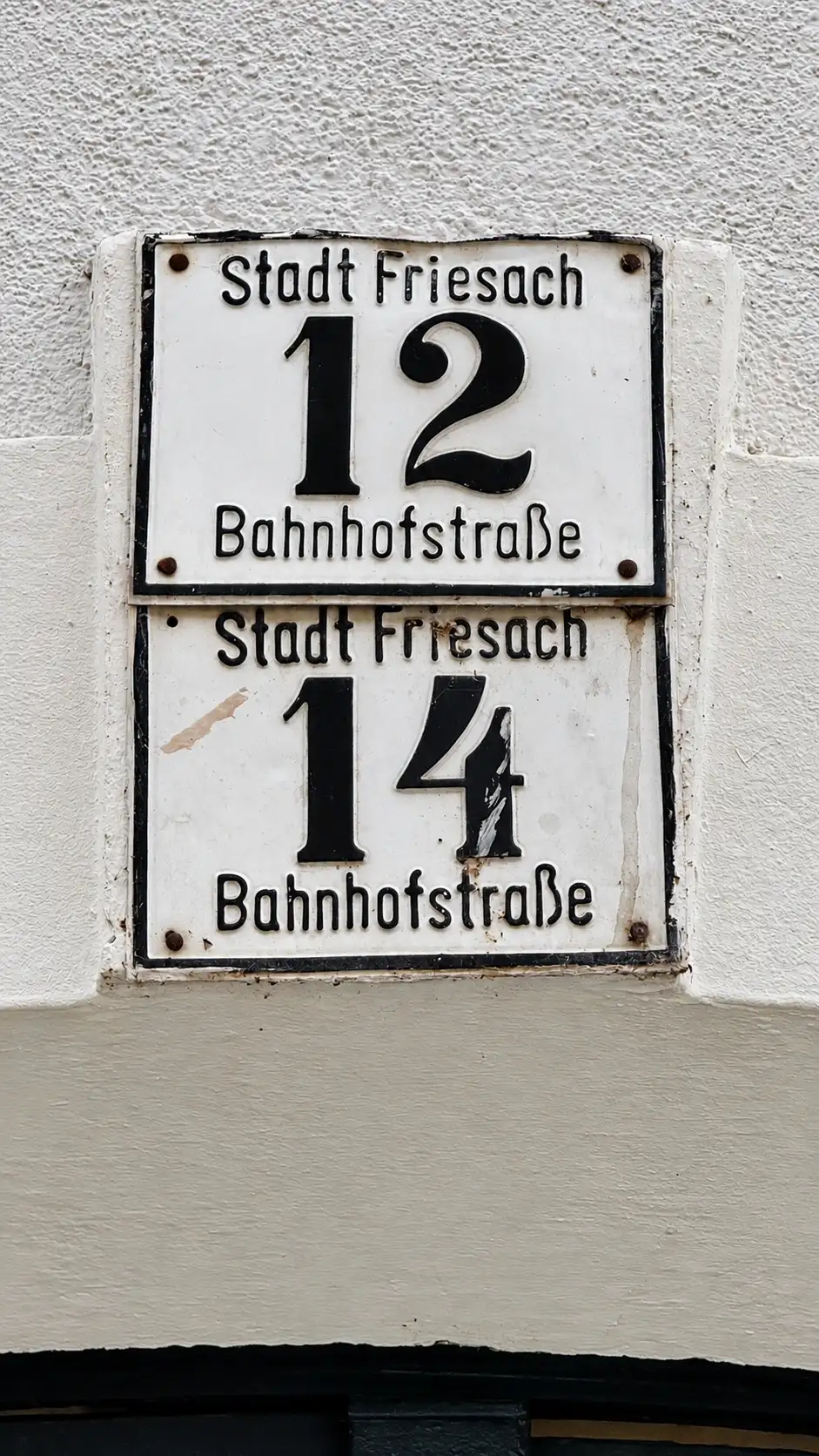 The former separate houses at Bahnhofstraße 12 and 14 were structurally merged to form a single unit.