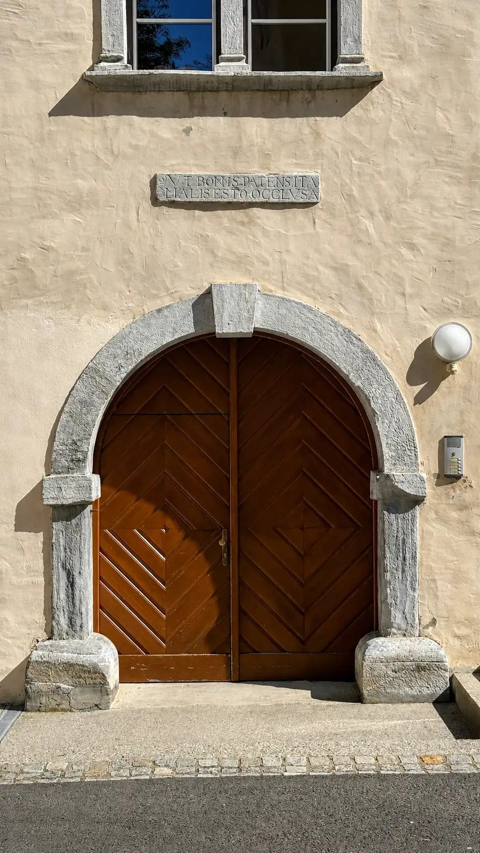 Rundbogentür (Kanonikatshaus)