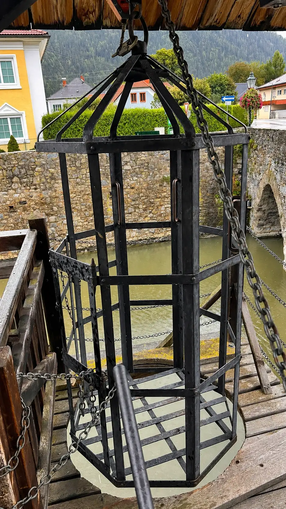 Close-up of the bottom of the dunking cage