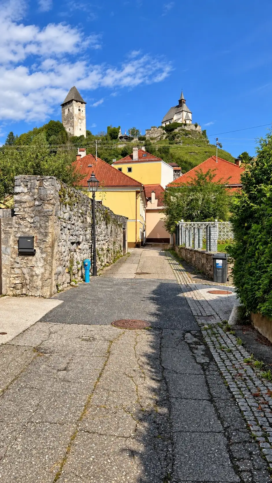 Blick von Lange Gasse auf das Bergfried und die Petersbergkirche