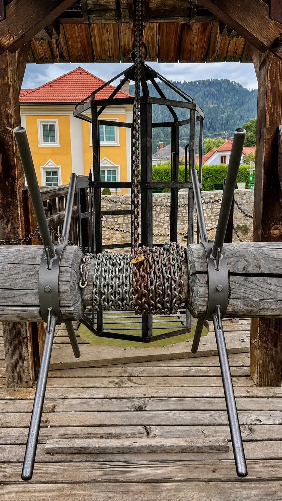 The lowering and raising device for the dunking cage