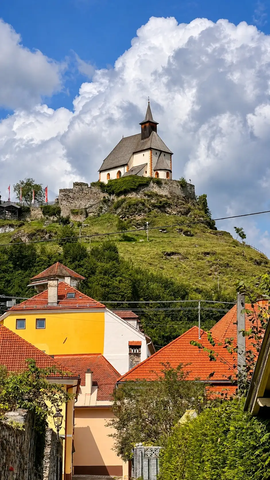 Blick von Lange Gasse auf die Petersbergkirche