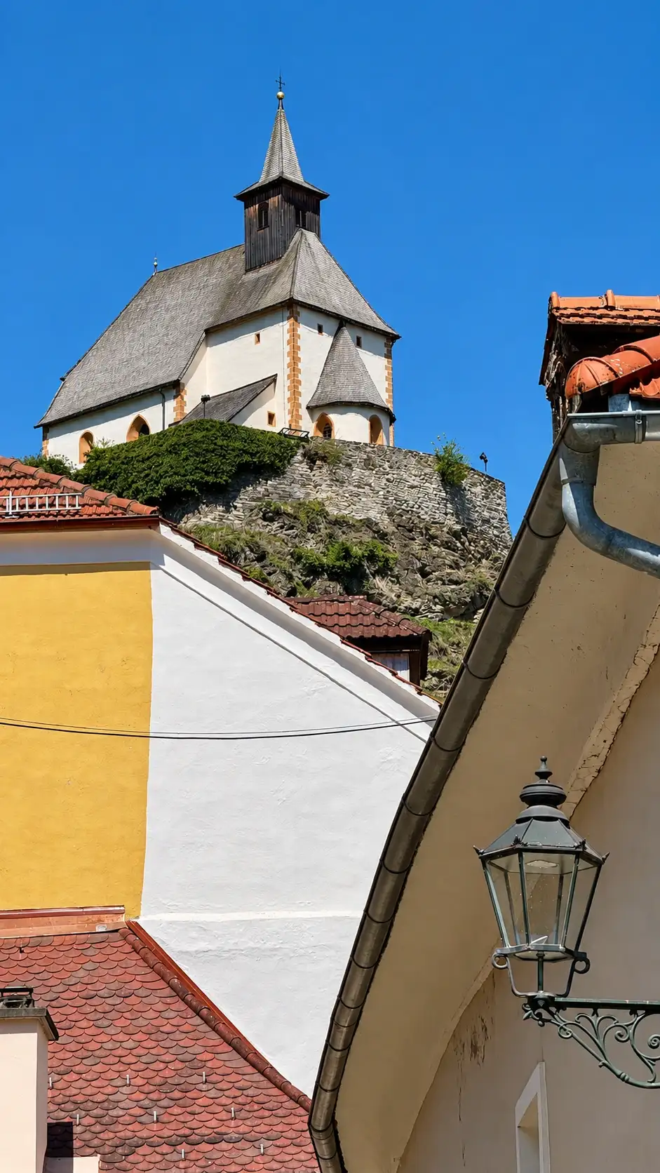 Blick von Lange Gasse auf die Petersbergkirche