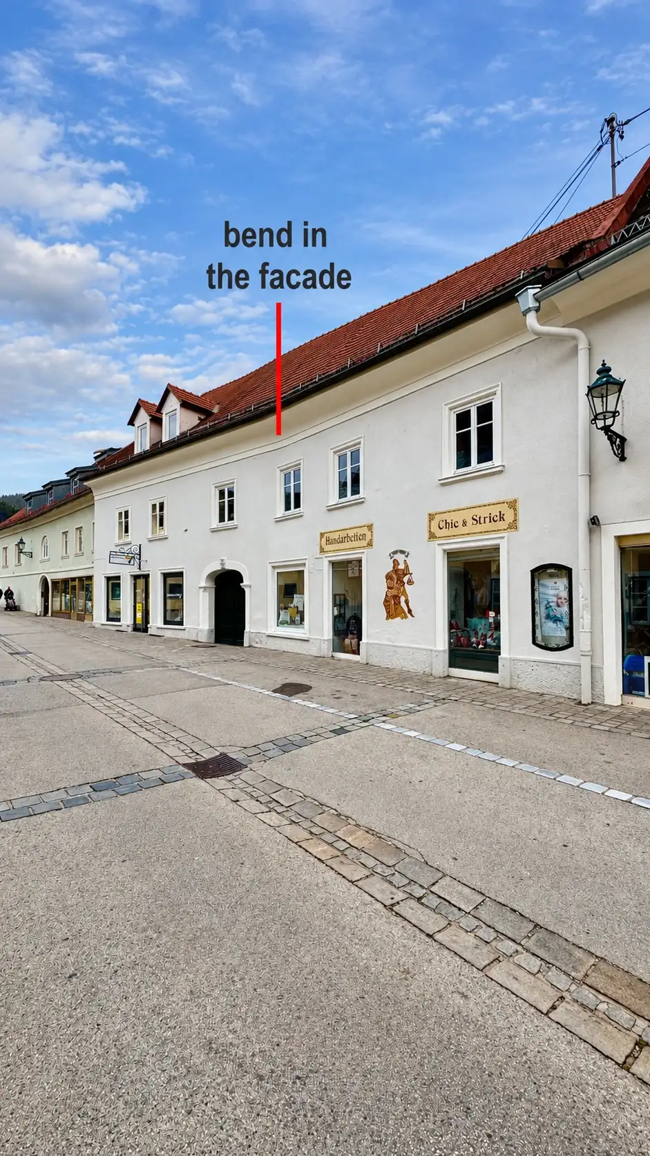 The alignment of the window axes on the upper floor has remained unchanged.