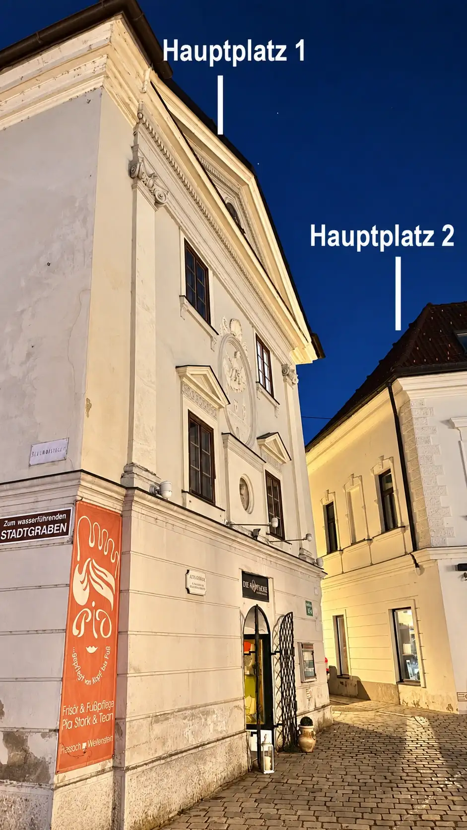Fassade zum Hauptplatz, bei Nacht
